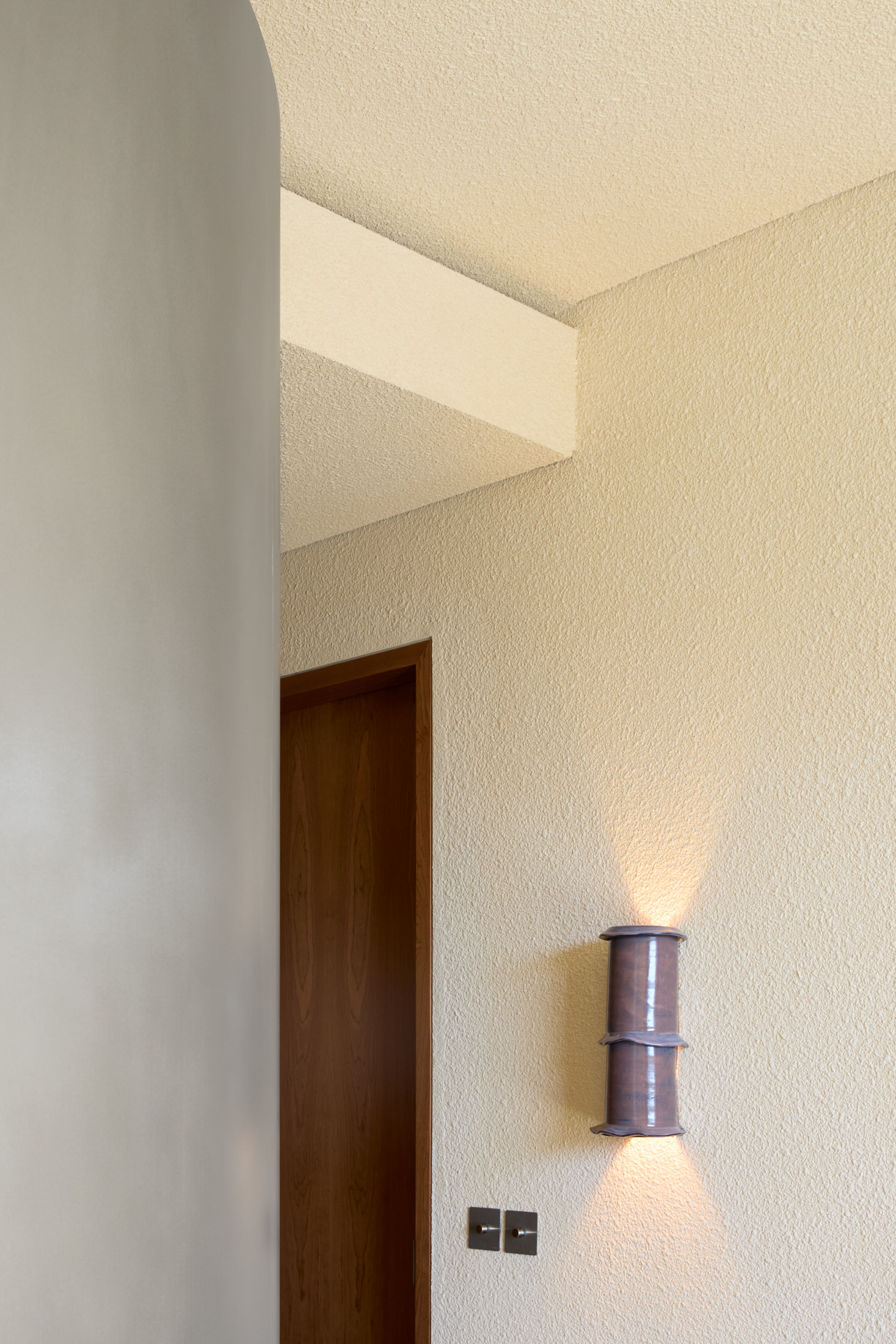 Mid-Century Vibes in Modern Dubai: Al Barari Apartment by Bone Studio.-40