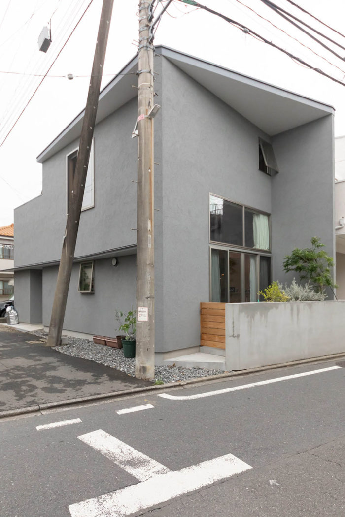 素朴な素材感でシンプルに光と風がぐるりと回遊抜け感が心地いい家 | Architecture | 100%LiFE-7