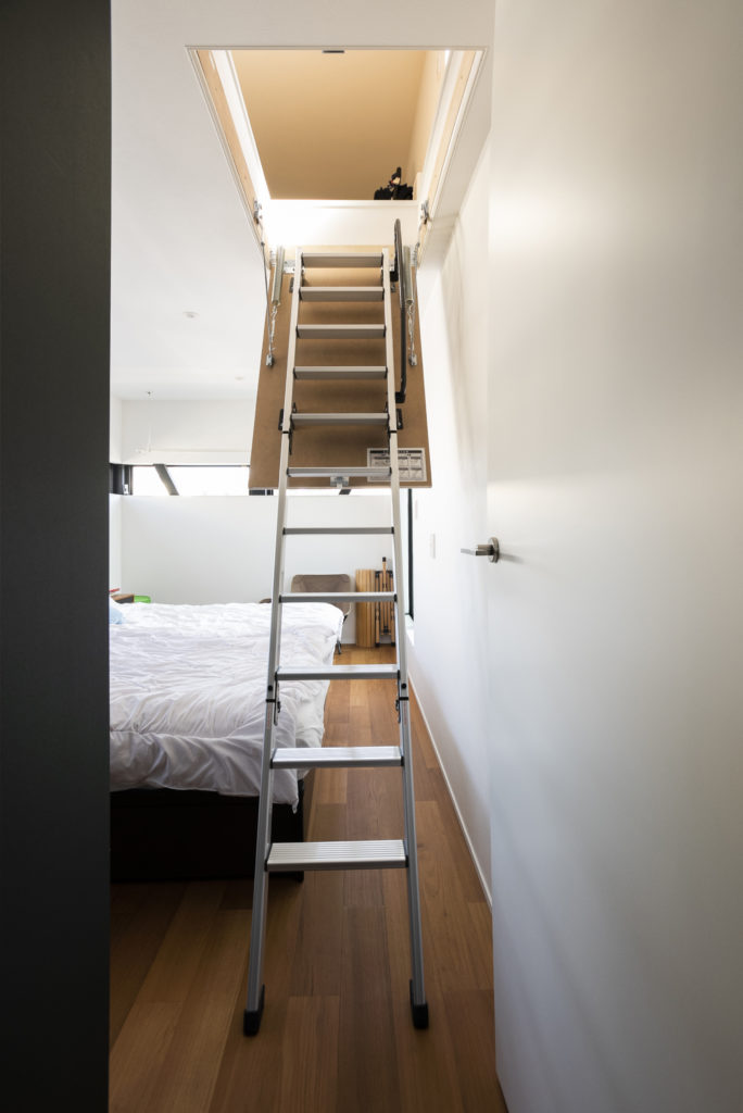 陽光が降り注ぐ　中央に設けた吹き抜けが家族の一体感を生み出す | Family | 100%LiFE-11