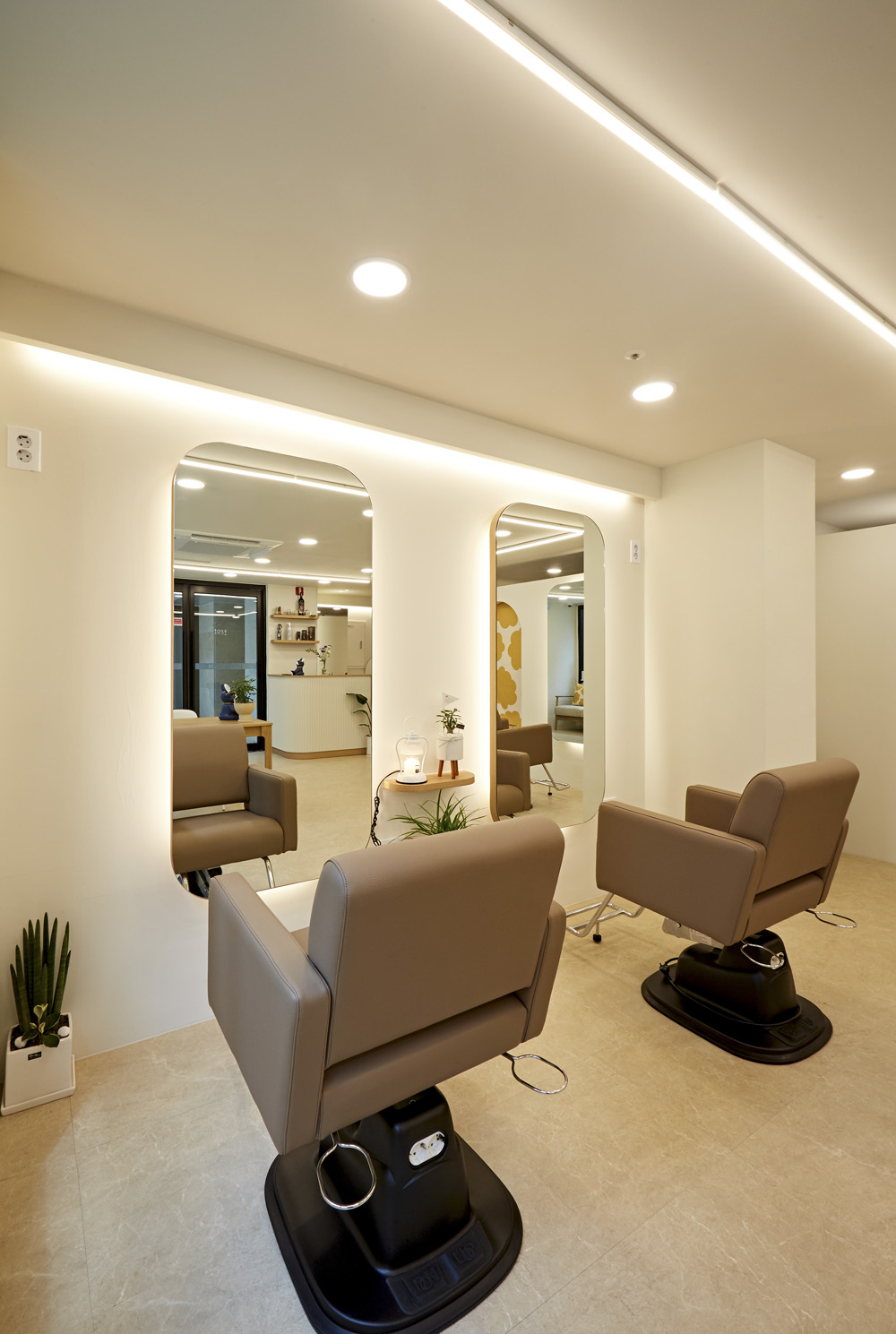 12 平米美妆室的现代白色风格设计-14