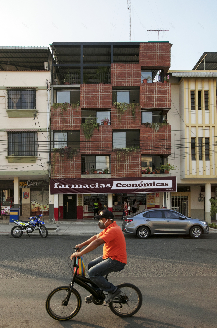 Operation Between Walls / Natura Futura Arquitectura-29