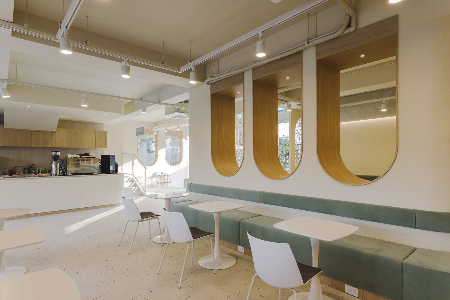 90 平米白色&木纹现代咖啡厅设计-11