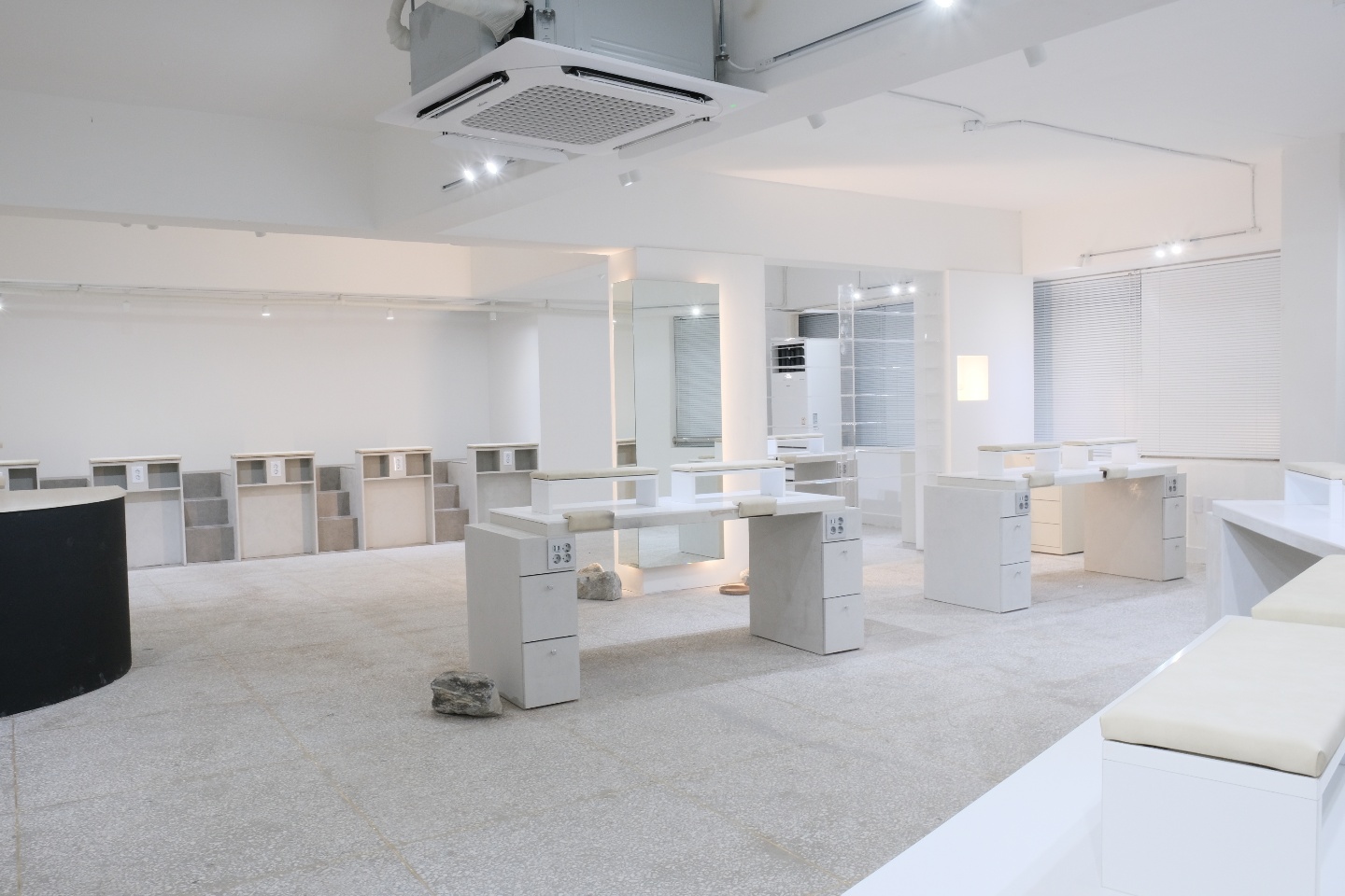 白色调高级氛围的 30 平米小户型设计-3