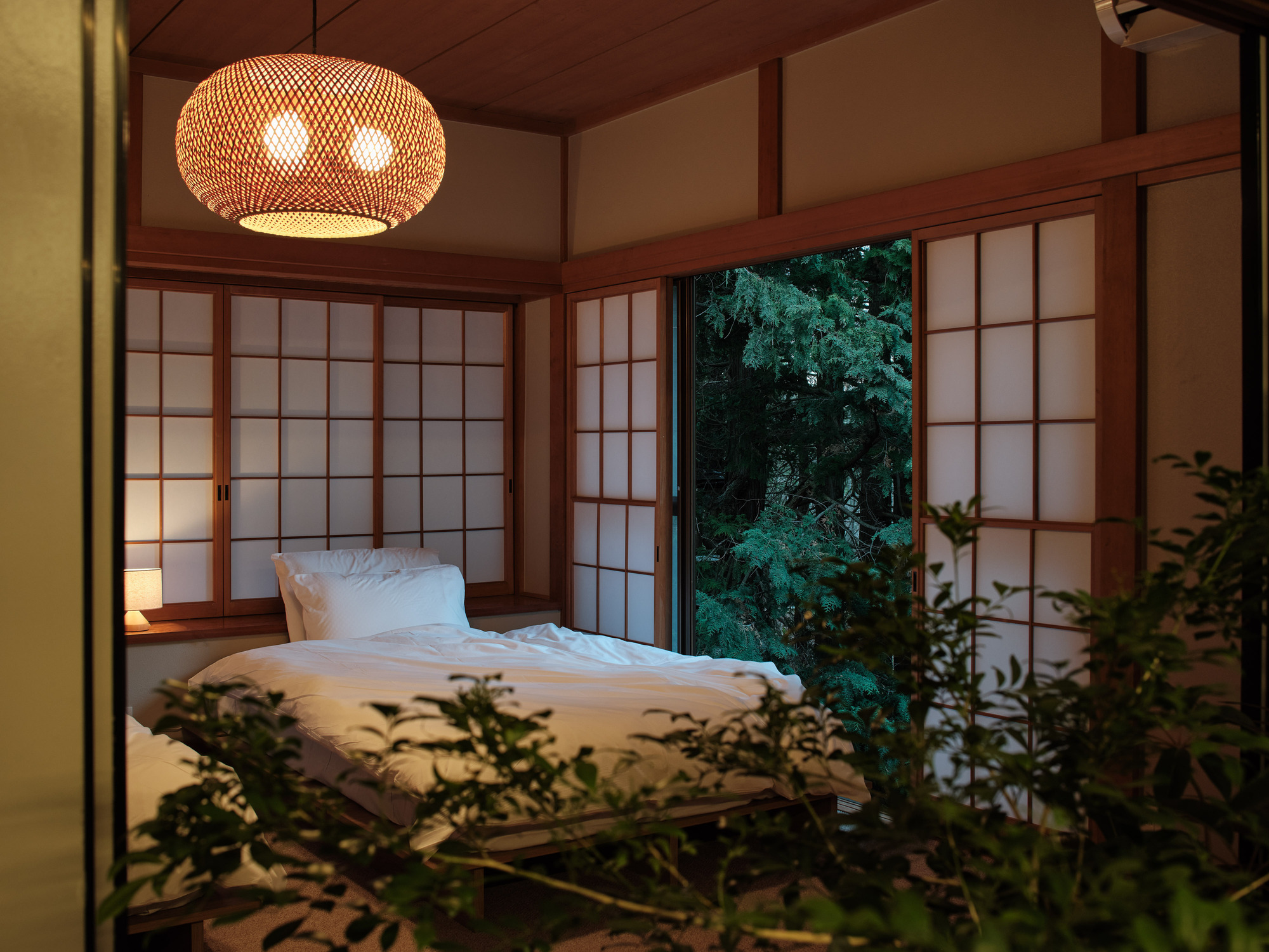 二之平的缘侧（注：缘侧是日本传统建筑中房屋与庭院之间有屋檐的走廊空间） 丨日本神奈川丨HAMS and,Studio-27