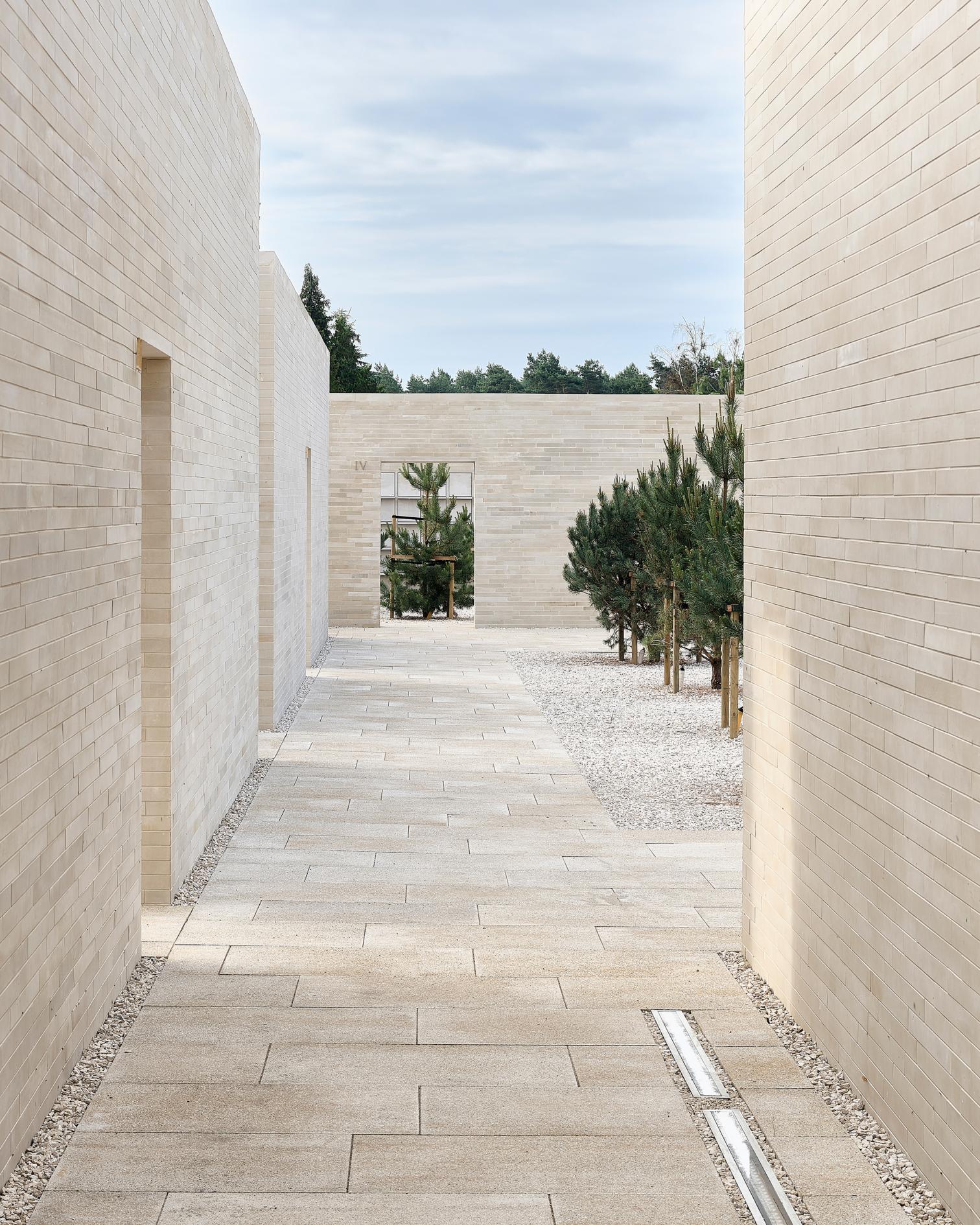 Complejo de columbarios en el cementerio municipal de Radom-20
