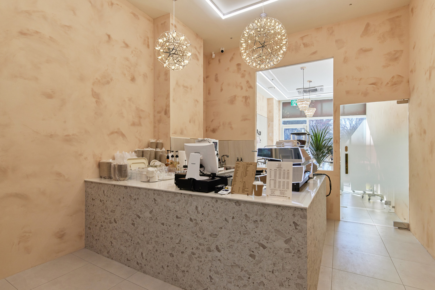 "15 坪温馨咖啡厅&美容室的室内设计"-5