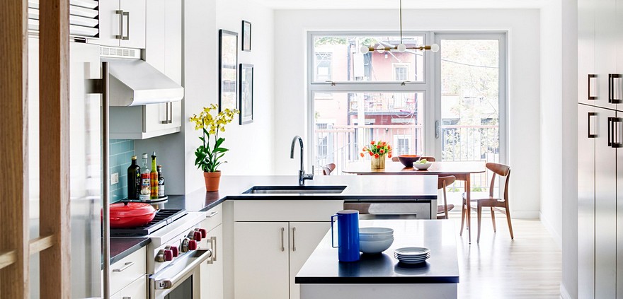 布鲁克林 12 英尺宽排屋翻新，开放式折叠楼梯成亮点-13