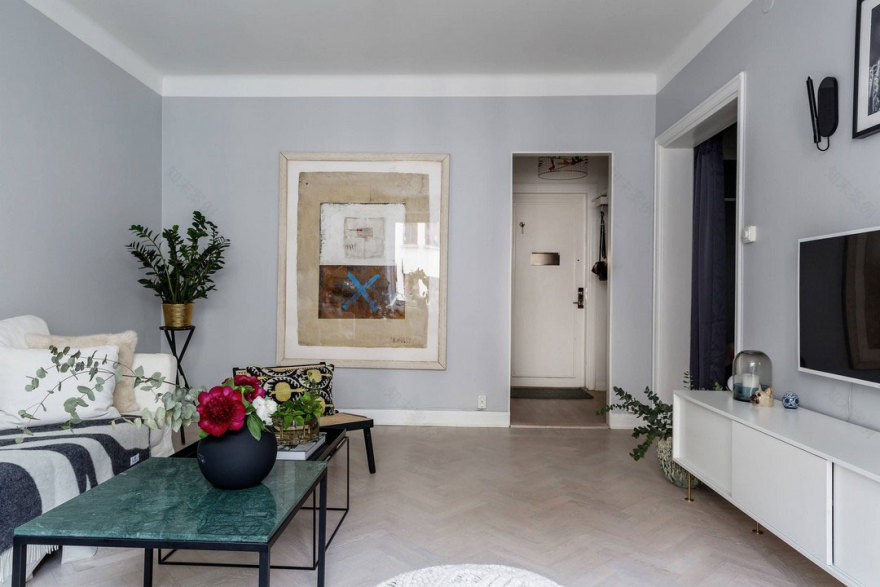 瑞典公寓的暗色调与亮丽装饰-6