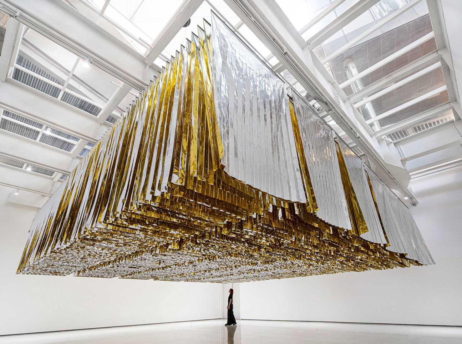 Золотые аварийные одеяла в инсталляции: уникальные художественные шедевры-2