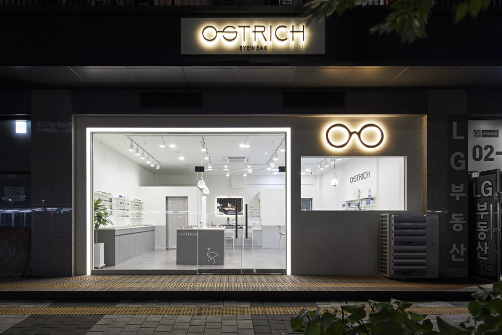 白色与灰色的极简空间 | 奥斯特里奇安景的眼镜店设计-2