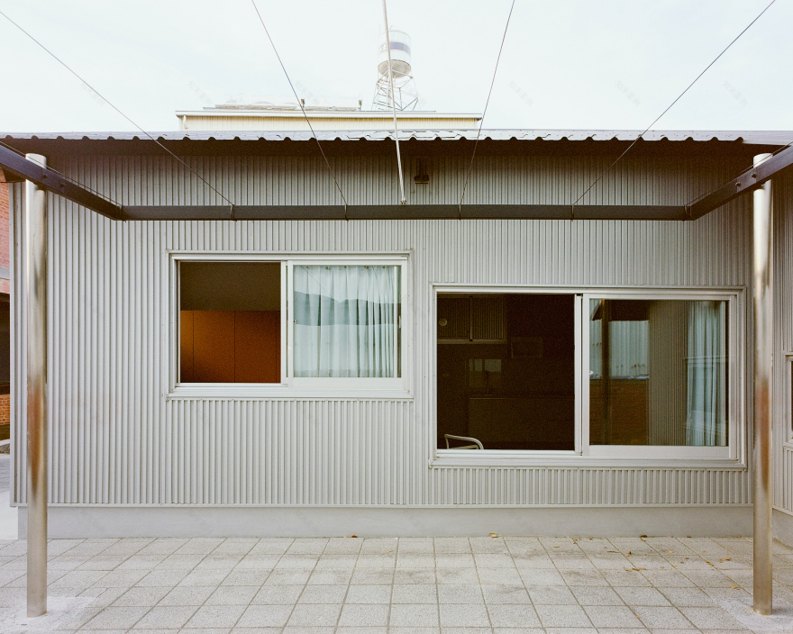 Double Roof House / Studio Tngtetshiu-35