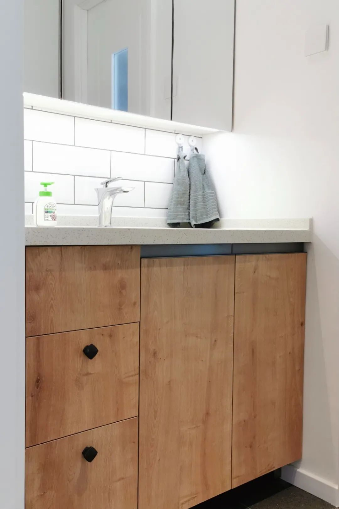 90㎡程序员家居，设备柜、地台、咖啡吧一应俱全-90