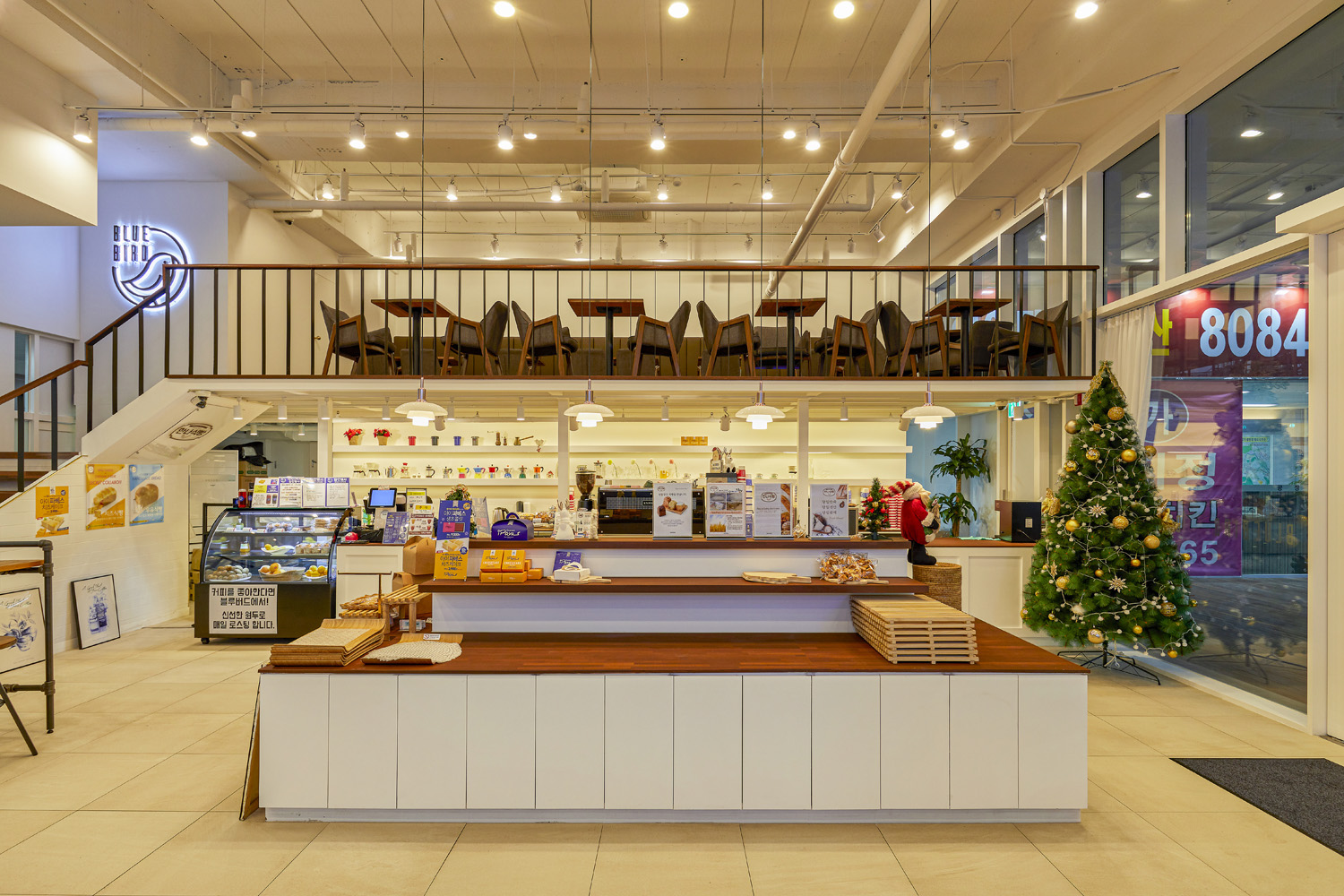 现代时尚的 Bluiverd 多层次贝壳蛋糕咖啡厅设计-9