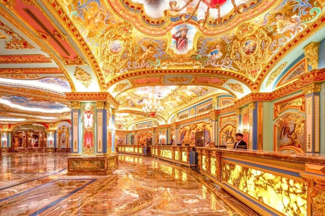 93米!全球最大套娃建筑!草原上的魔幻城堡,10万游客打卡背后的争议与狂欢-8