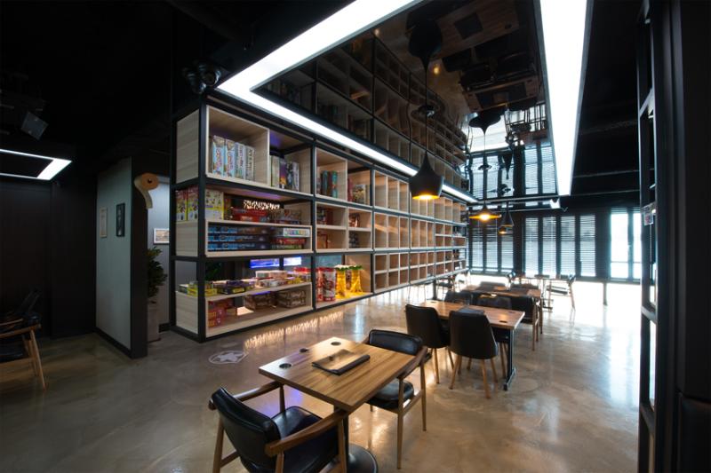 55 平米游戏咖啡厅，明亮灯光下的设计奇迹-9