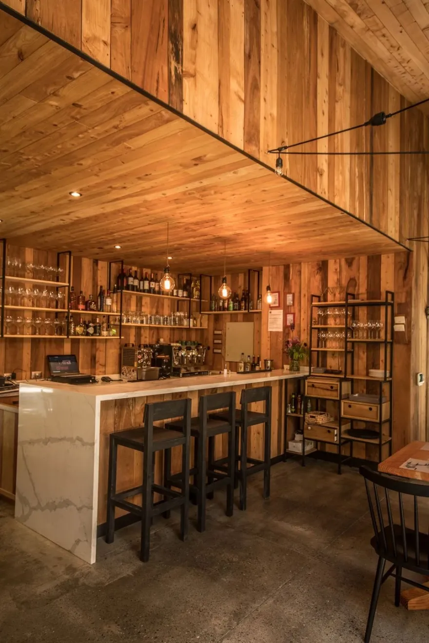 智利湖畔森林中的舒适用餐空间-44