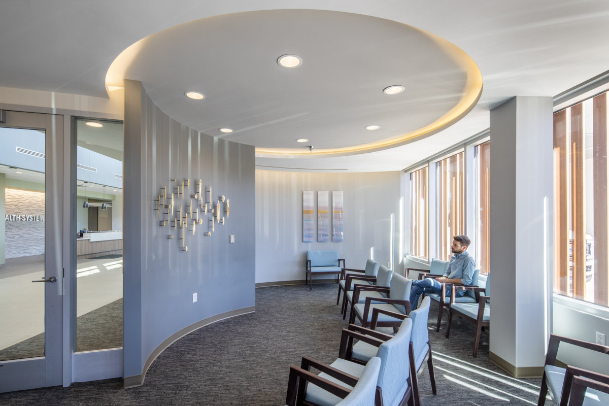 Michigan 雪城中心新建医疗中心,融入自然环境的现代设计-31