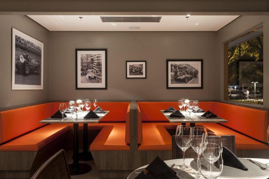 巴西 DAS 餐厅 | 木钢构造与复古汽车元素的完美融合-11