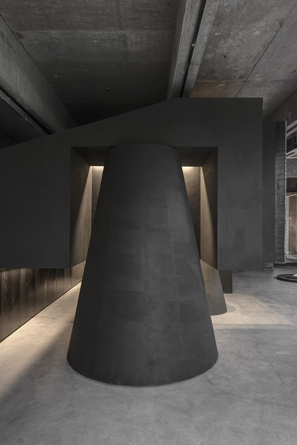 黑色斜面系统&黑壳HEIKE服装品牌概念店，中国 / 杭州啊嗯室内设计-32