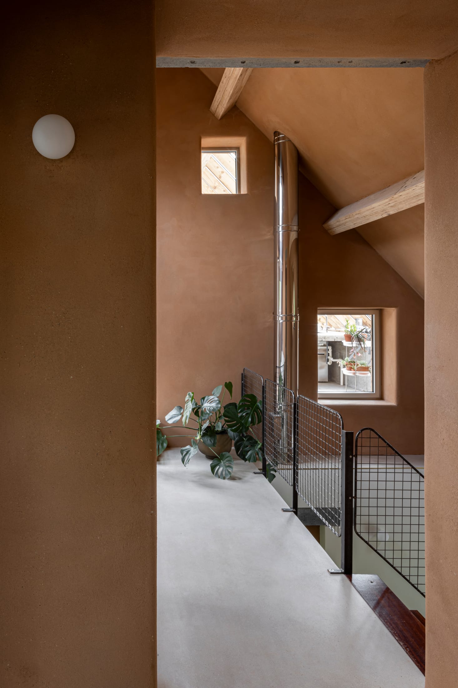 Hé Architectuur Transform 1990s Belgian Fermette with Rrammed Earth Walls and Winter Garden.-20