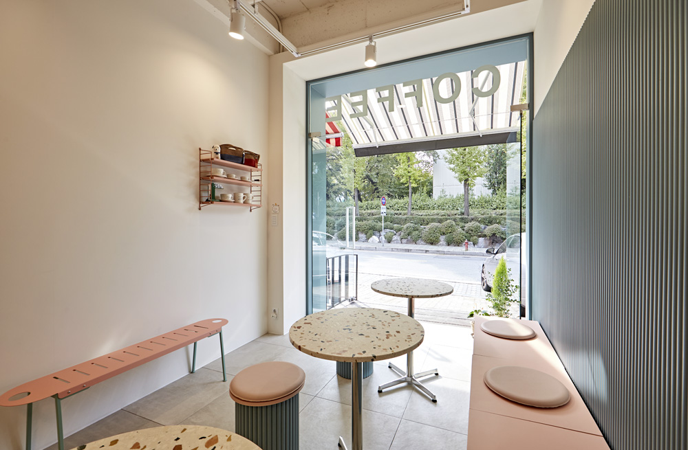 "小巧咖啡厅的精致室内设计" 或 "7 平米咖啡厅的惊喜设计"-8