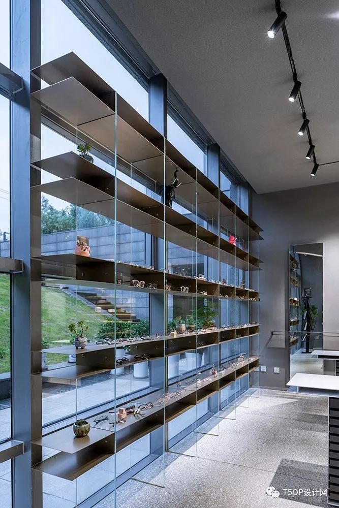 用玻璃与黄铜贯穿空间·北京阿目眼镜店铺-8
