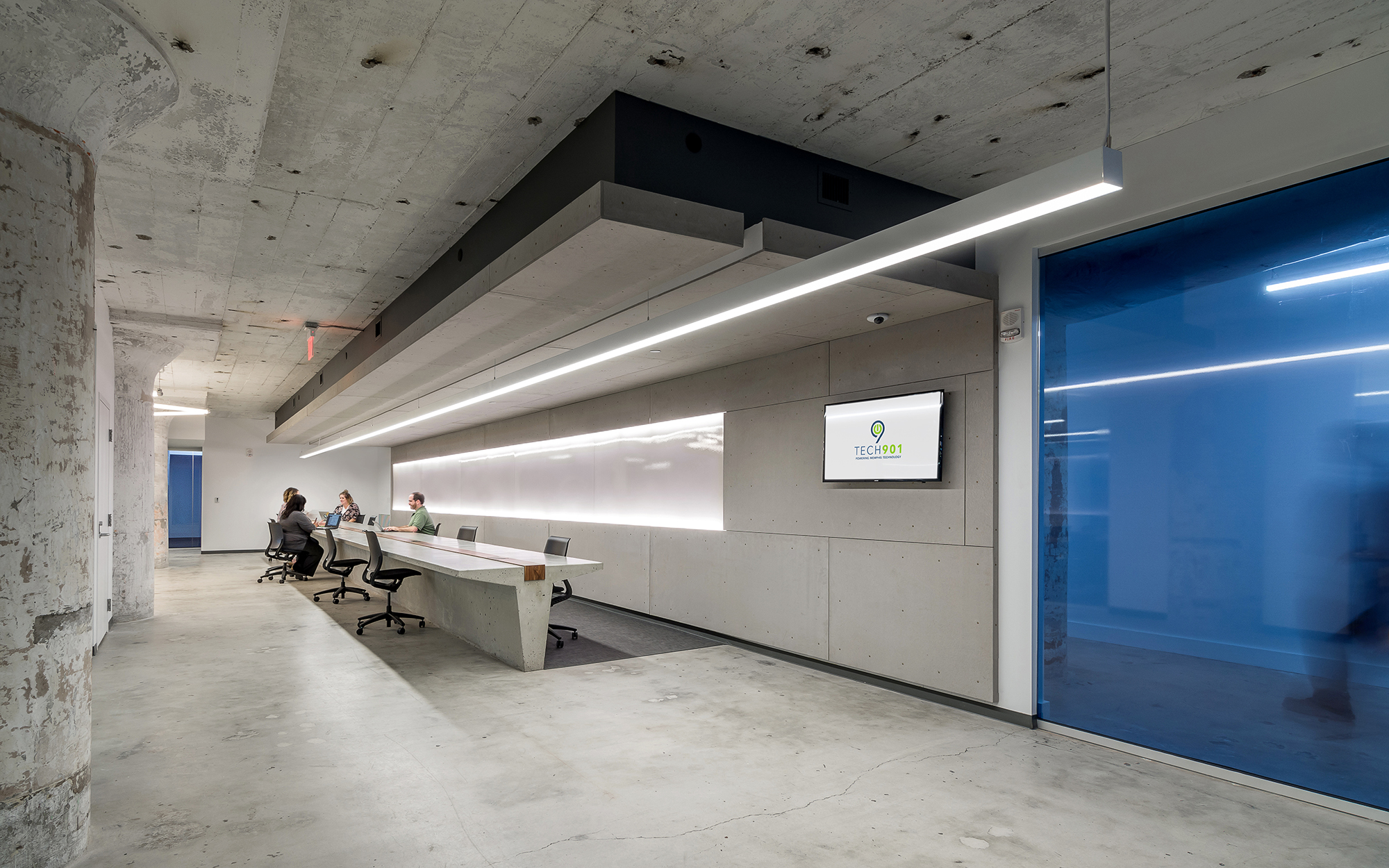 Tech901 办公空间 | 混凝土长桌与实木元素打造的协作中心-15