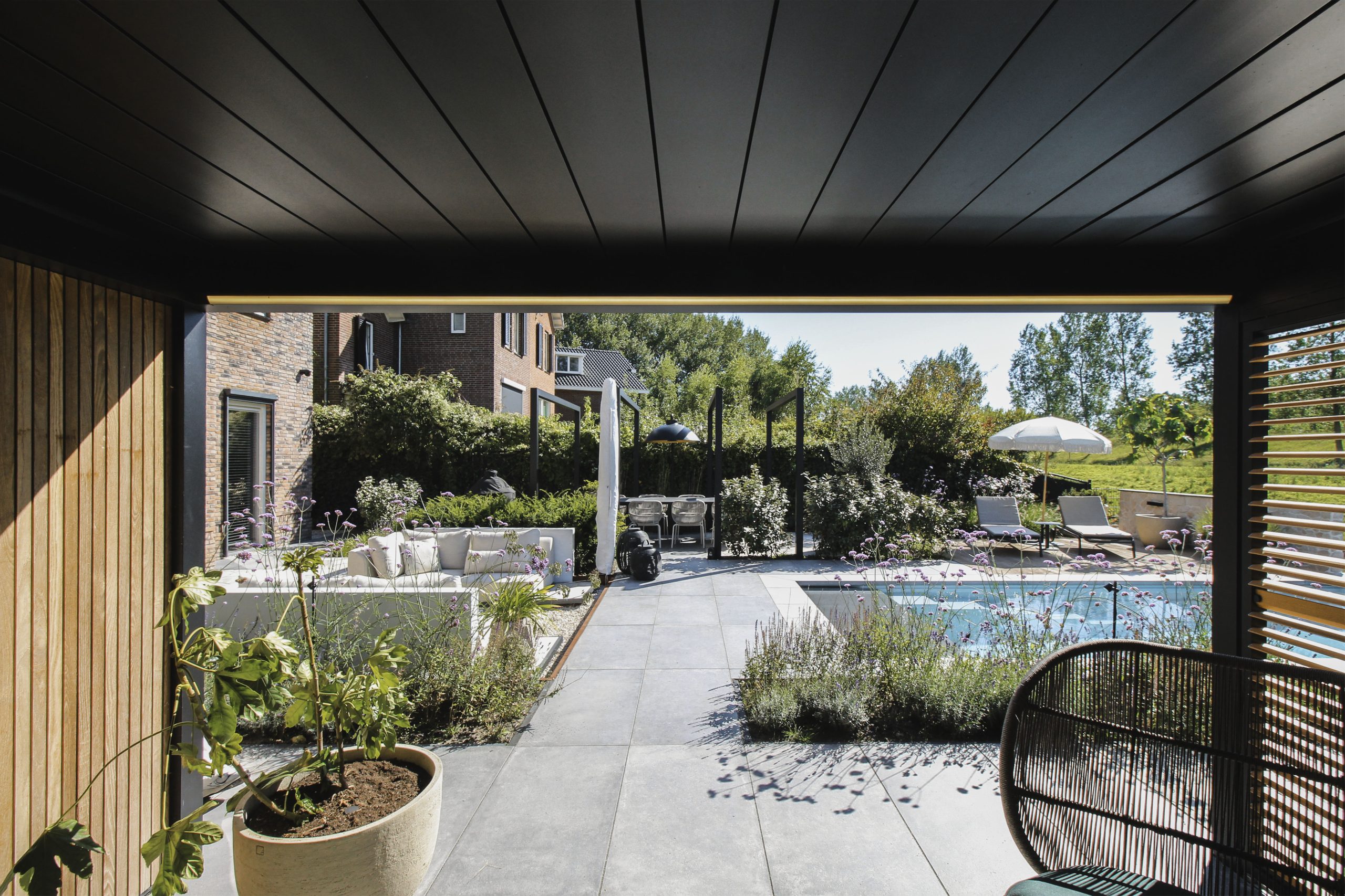 Tuin make-over met een overkapping, tuinmeubelen & zwembad-8