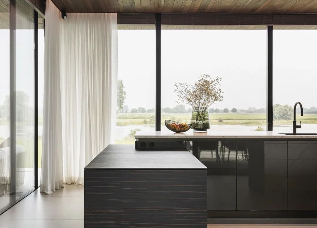 现代极简河畔别墅丨GrantJohnson-17