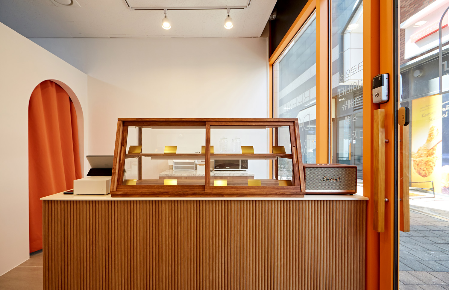 白色与木质，12 平小空间变身温馨面包店-3