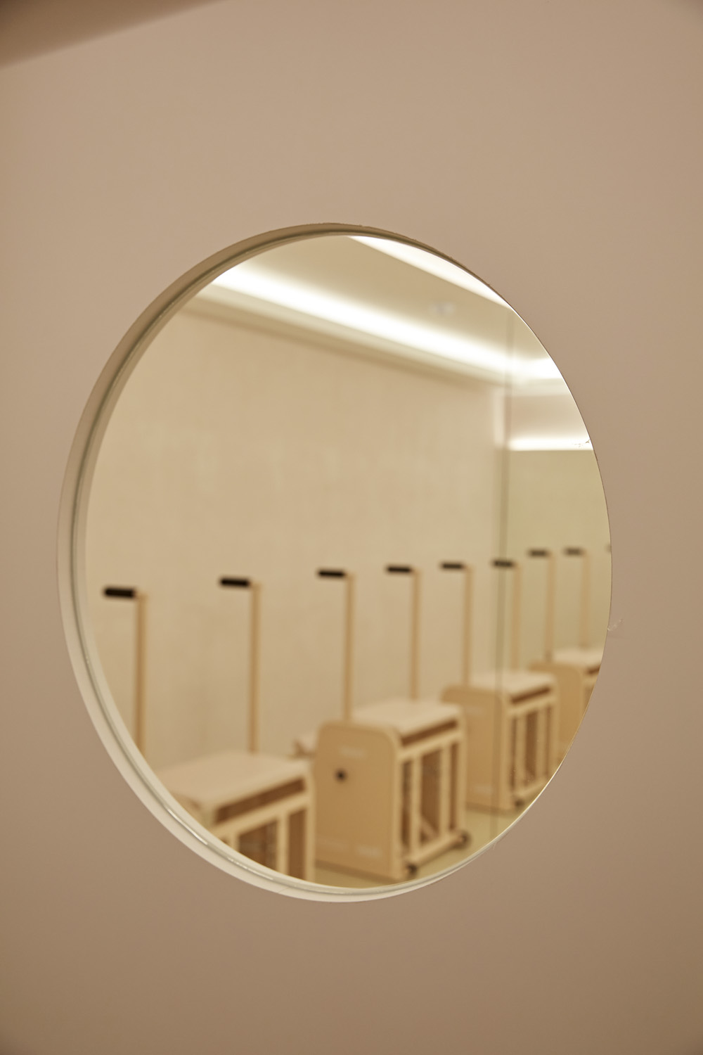 菲拉格慕餐厅的粉色调设计-14