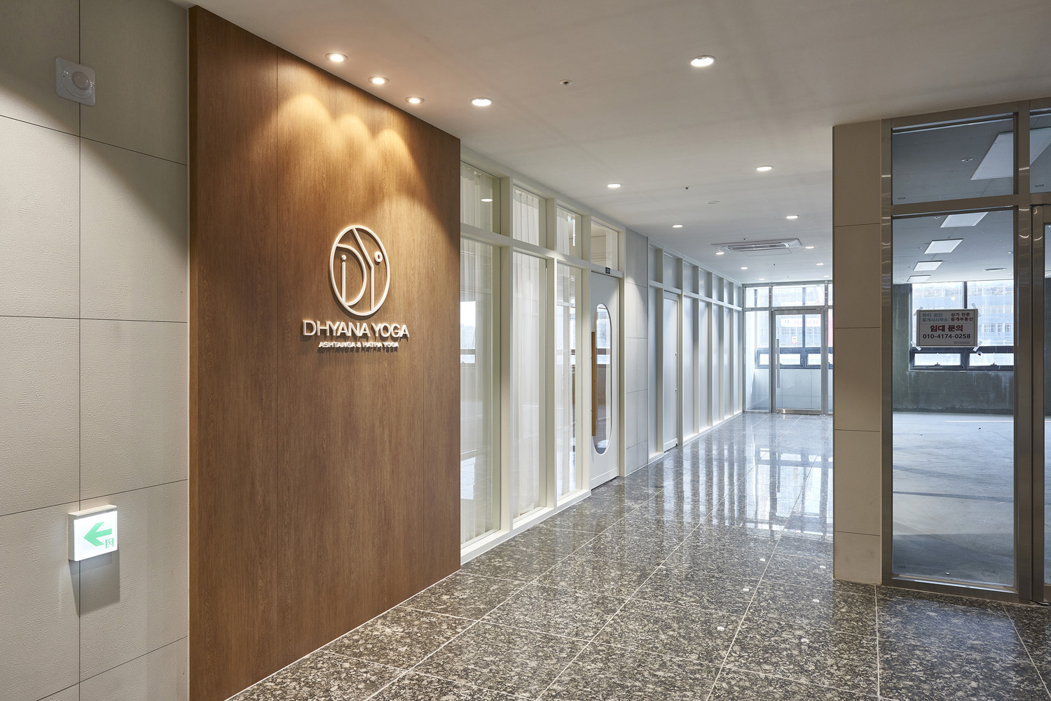 白色与木质，打造宁静的 34 平米瑜伽空间-2