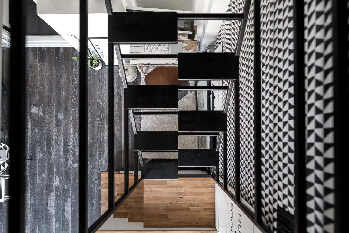 钢质楼梯与黑白墙纸 | 30m²复式公寓的时尚设计-12
