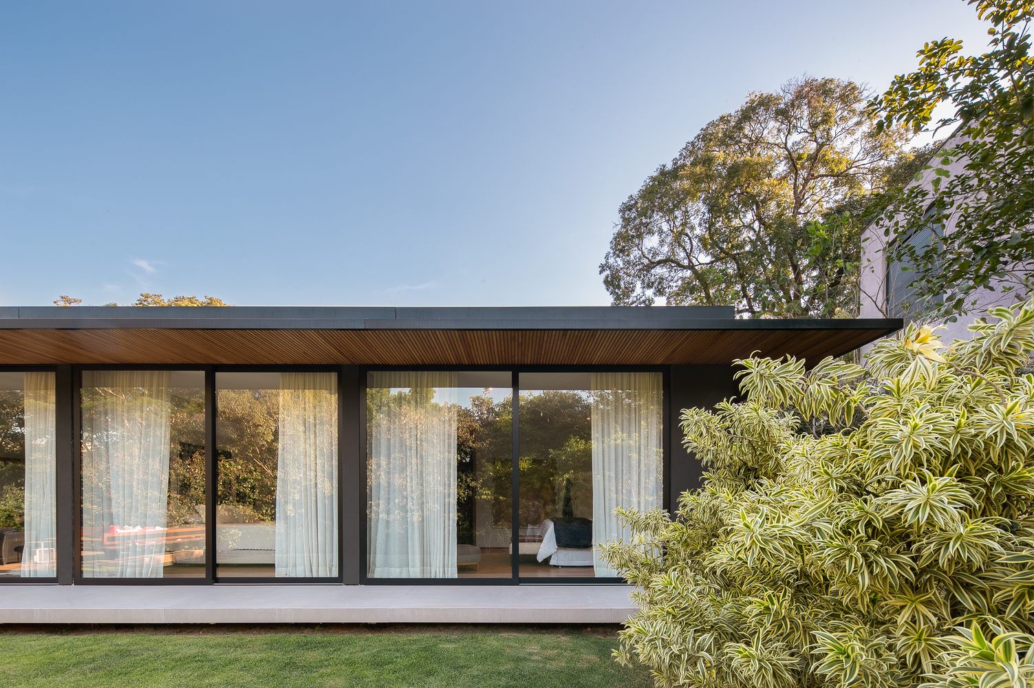 融入自然的现代绿意住宅丨巴西圣保罗丨Belluzzo Martinhao Arquitetos-23