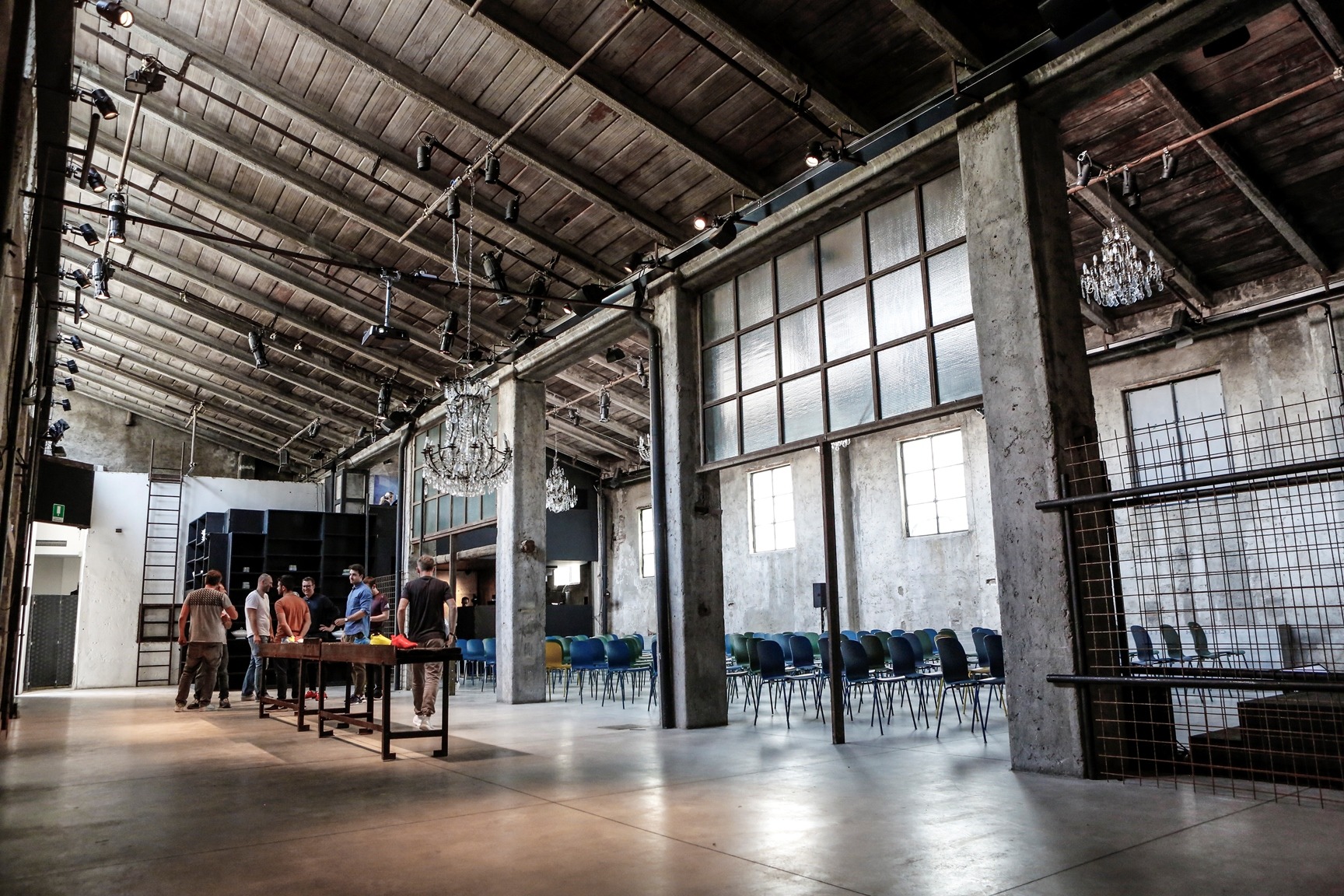 2016 欧冠 Adidas 概念店设计-5