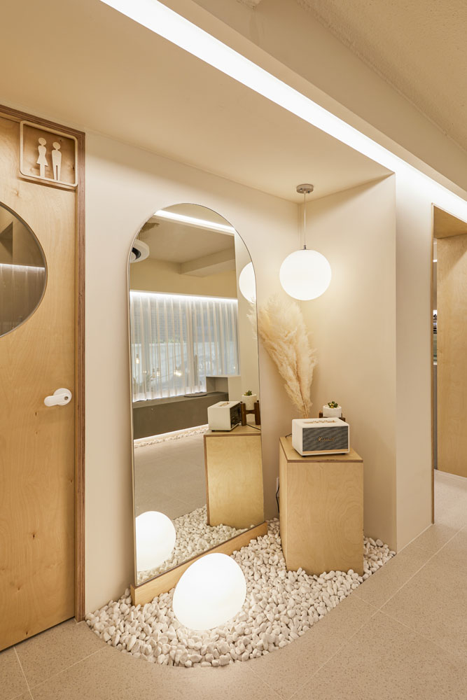 十平米咖啡馆的极简设计魅力-10