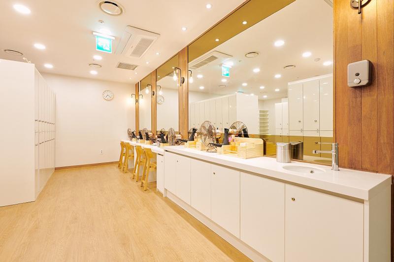 210 平运动中心极简白色氛围设计-11