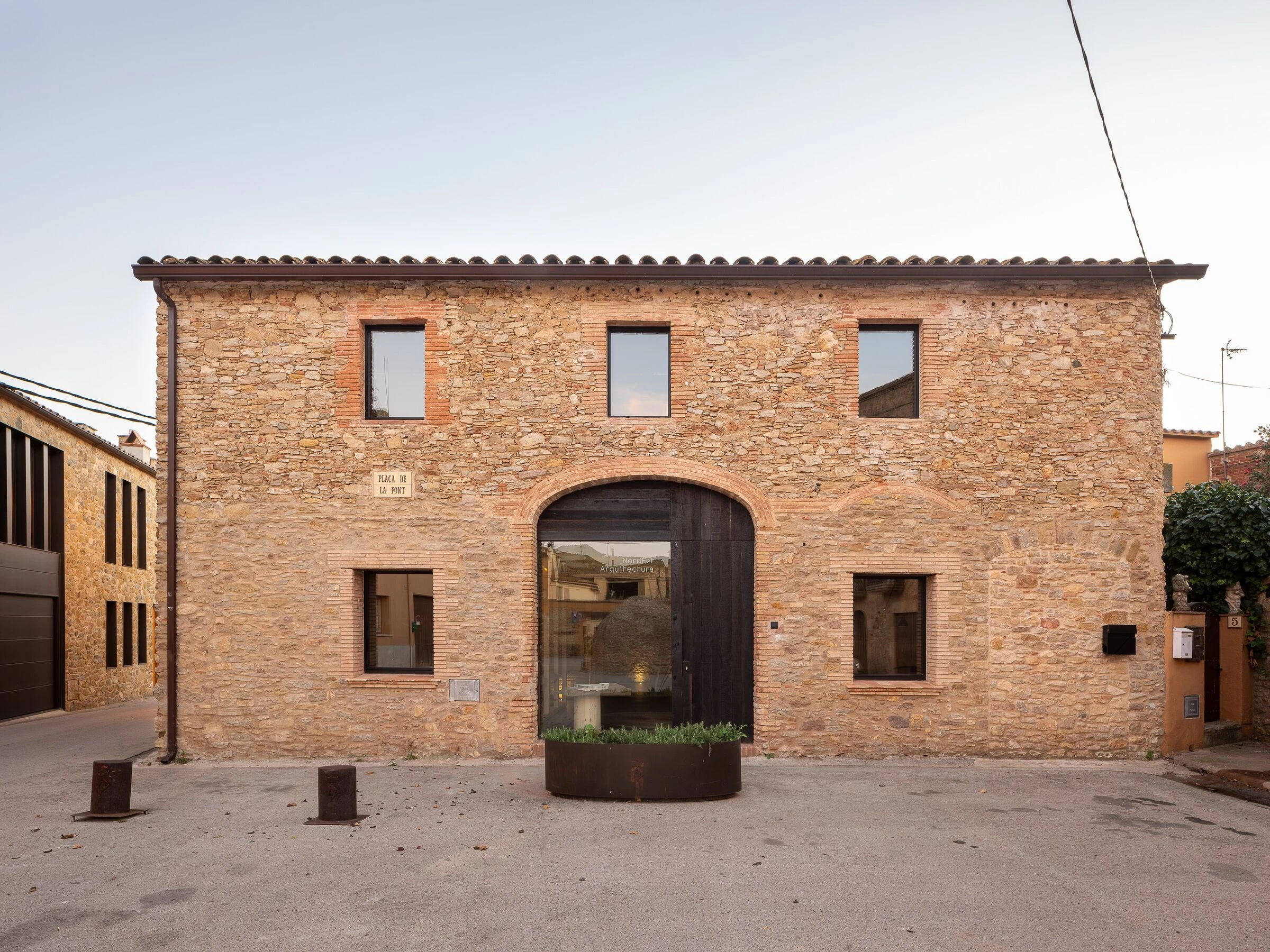 旧仓库新生 · Nordest Arquitectura 打造西班牙古村办公室-14