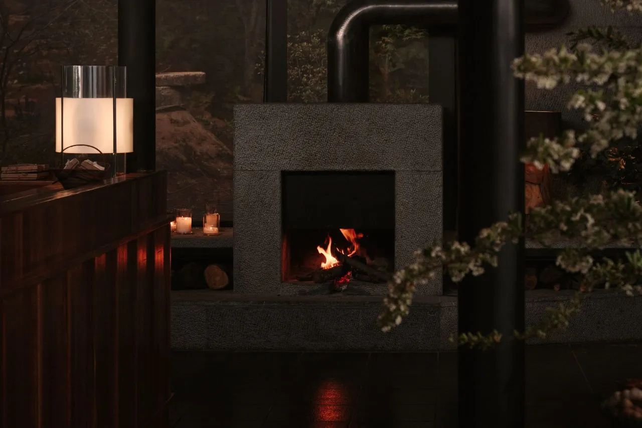 在洱海边爆红后，八旬用12年造伙山酒店，一砖一石皆用情-16