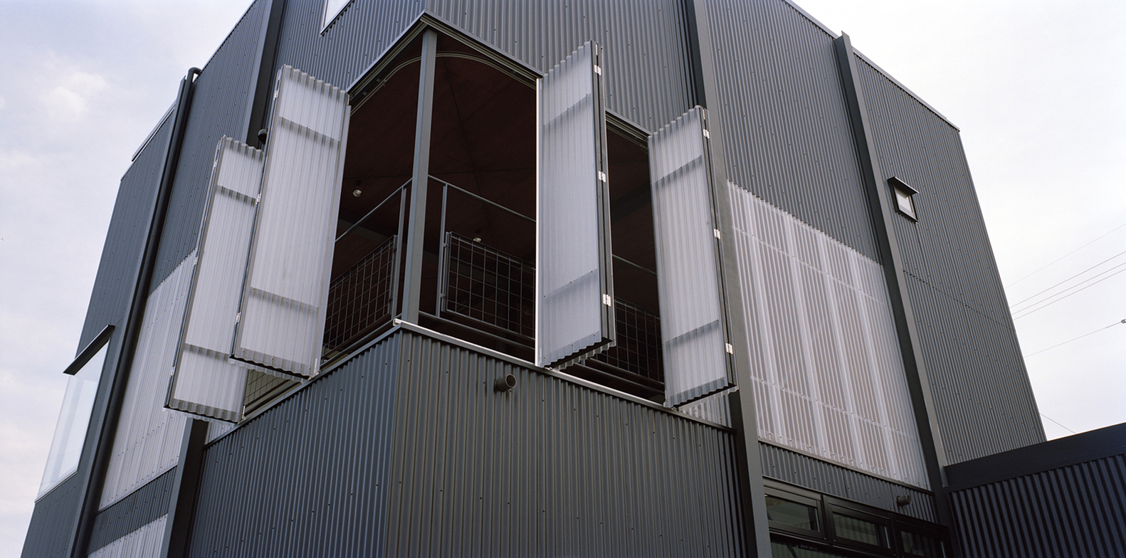 山石武喜打造简约钢构住宅 融入环境与自然共生-30