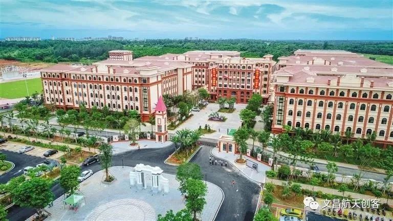 清华附中文昌学校 | 南洋风格融合生态景观的校园设计-1