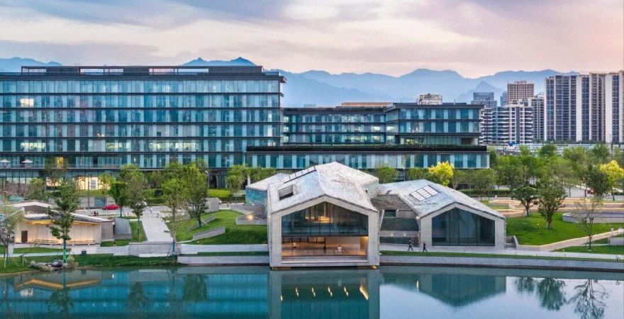 “家门口”的世界级盛宴:未来之瞳大剧院璀璨启幕,中孚泰助力首演成功-2