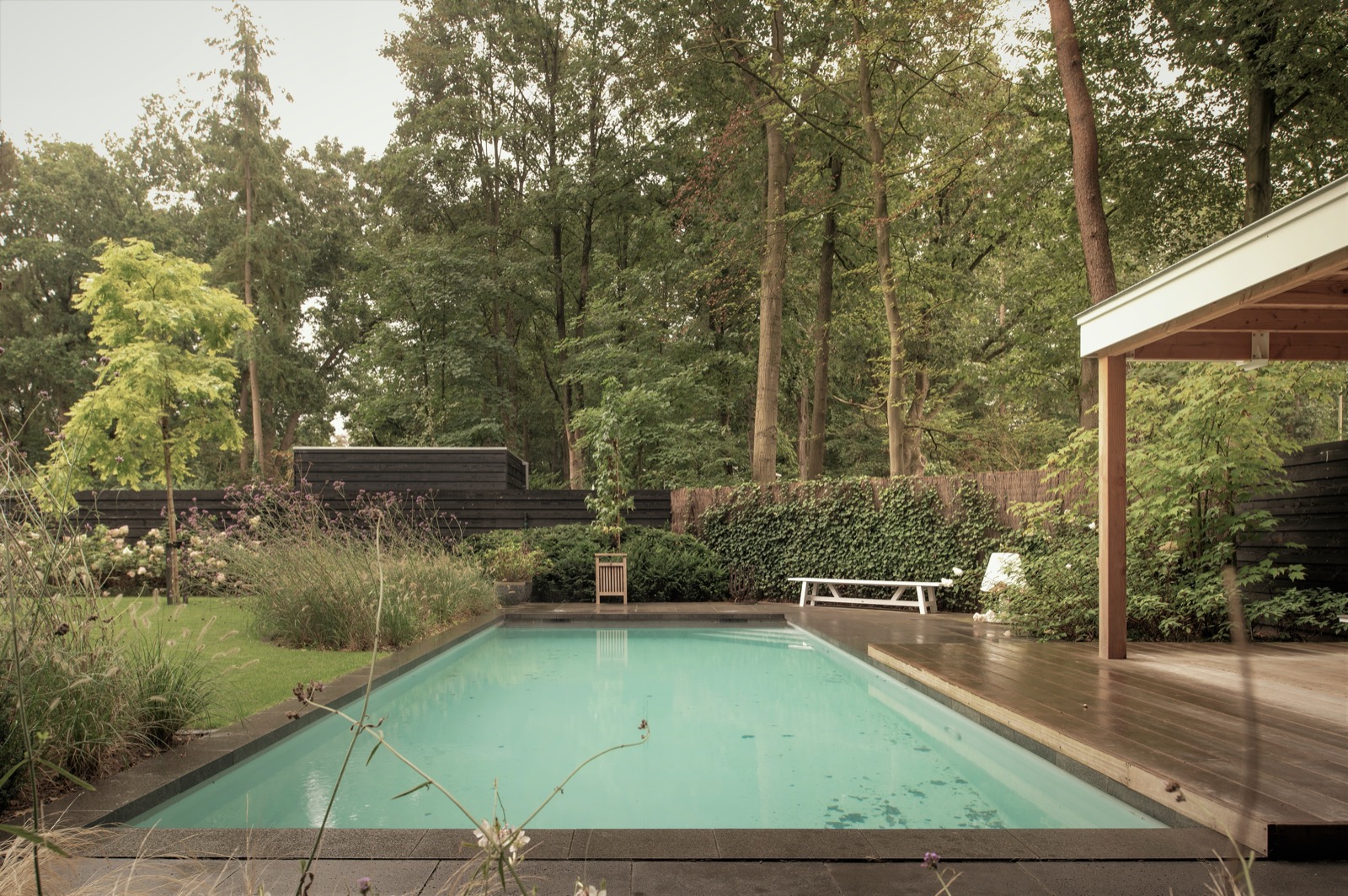 Wellnesstuin met zwembad tussen het groen in Zeist - HOOG.design - Exclusive living inspiration-2