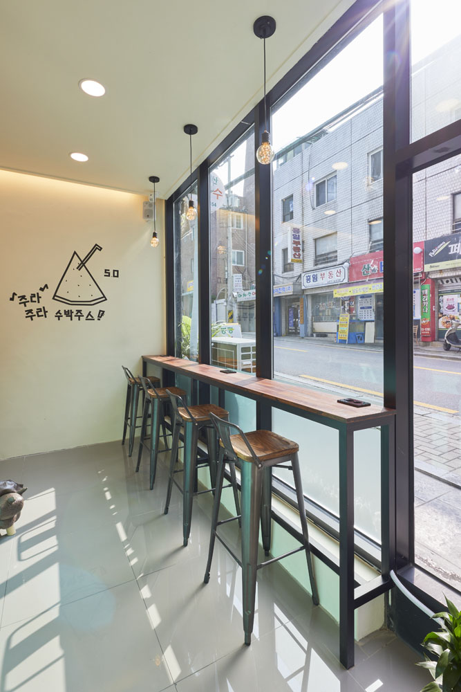 十平米咖啡店的缤纷色彩设计-8