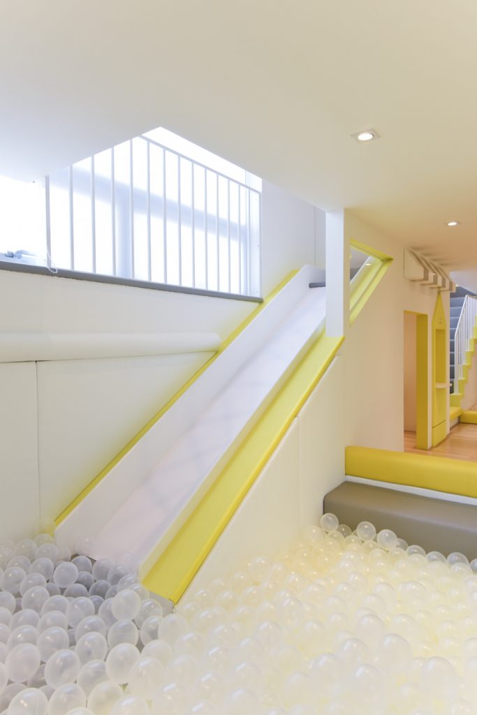 明亮黄点装饰的简约风儿童咖啡厅-9