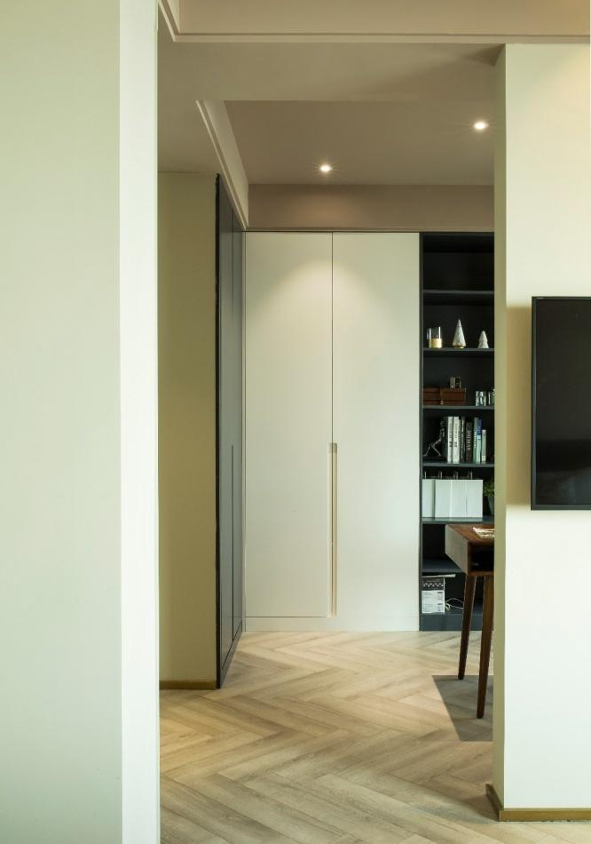 90 后小姐姐的现代独居空间 | 拆墙扩景,主卧套房,黑白书房-32