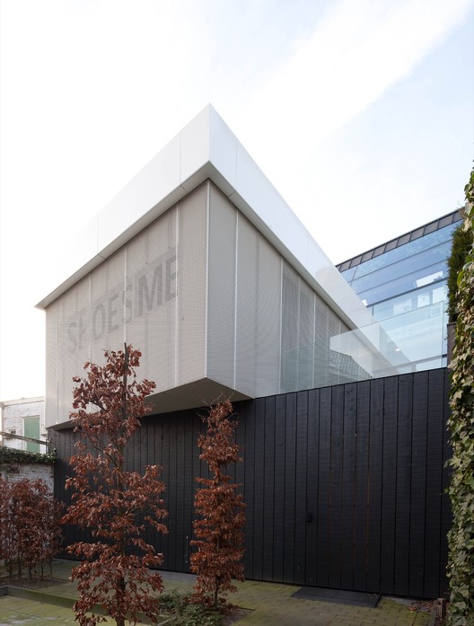 荷兰蒂尔堡儿童鞋制造商总部,双面建筑魅力独特-2