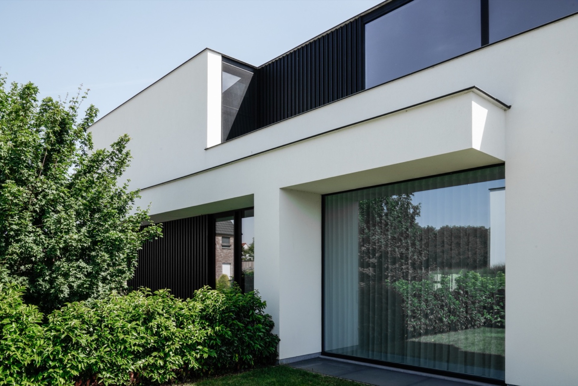 Ruime villa uitgevoerd in strakke, moderne crepi-12