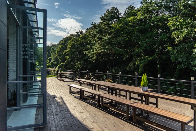 现代简约 40 平米咖啡厅室内设计案例-12