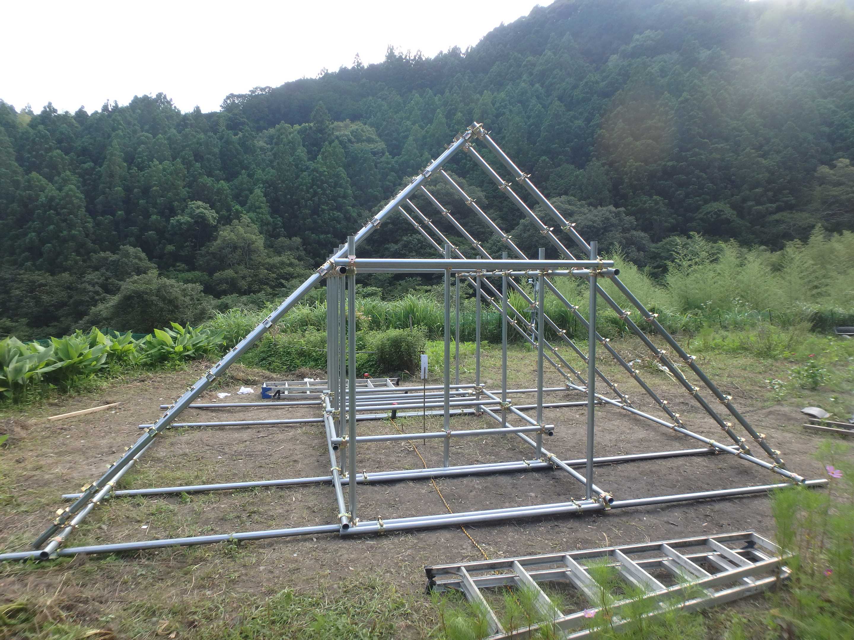 日本荒村自建神道神社，钢管木板创造神圣空间-12
